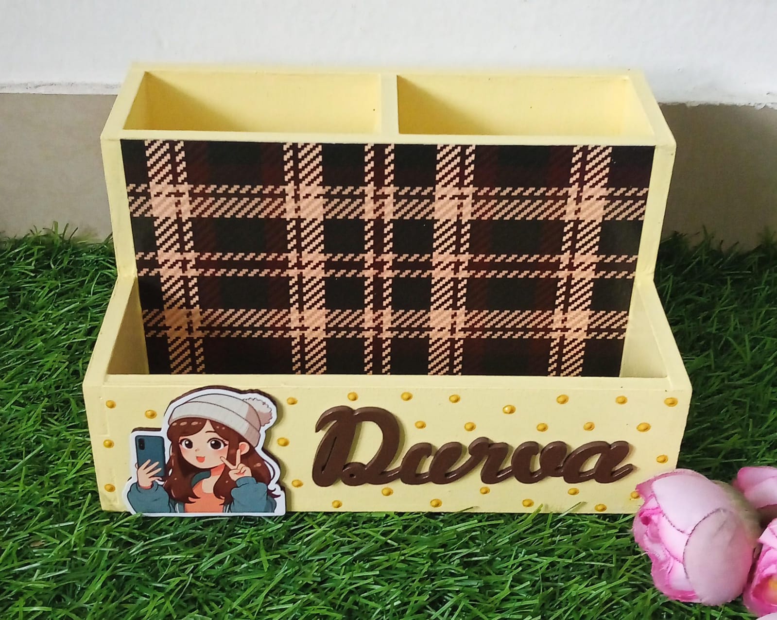 Kids organizer with pen stand